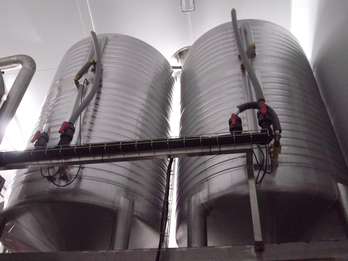 Depósitos de acero inoxidable instalados en una bodega
